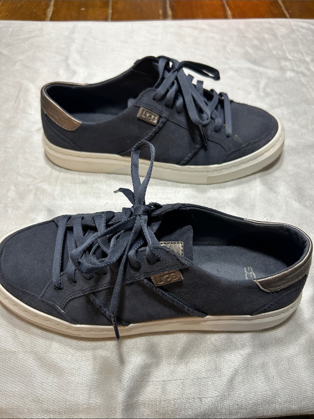 UGG Alameda size 8 women’s - unisex - lace up sneakers .